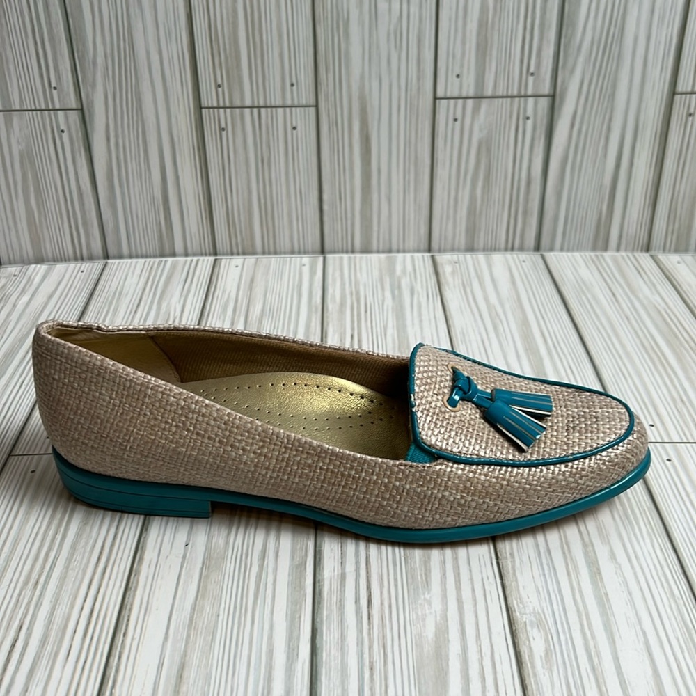 Trotters Womenโs T1267-243โ Leana Tassel Loafers Wide Beige Aqua Size 6 N